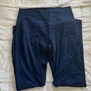 Navy blue Lululemon aline leggings.